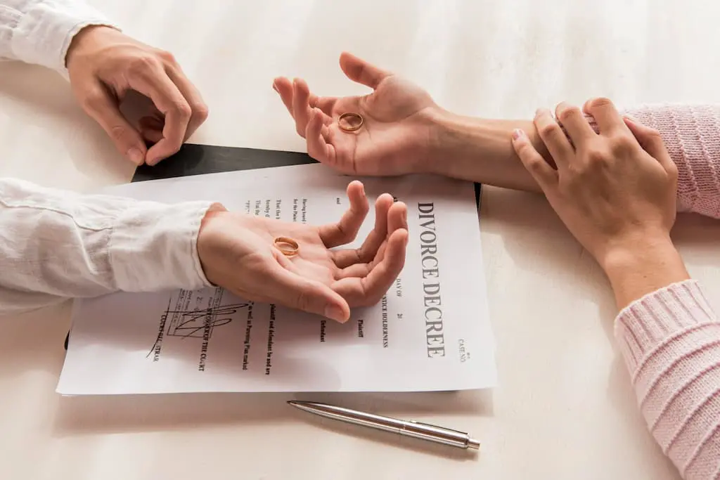 ¿Qué beneficios tiene la mujer cuando se divorcia?